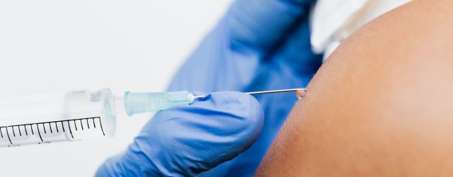 Vaccinul anti-HPV duce riscul de moarte prin cancer de col uterin aproape de zero. Romania inca se uita suspicios la seringa care ar putea salva vieti Un nou studiu britanic [&hellip;]